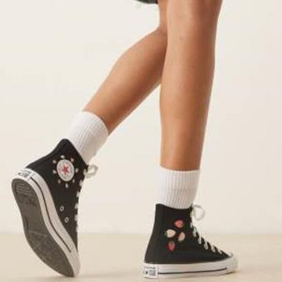 Converse Chuck Taylor All Star Hi trainers in black with embroidered strawberrie - Picture 2 of 5